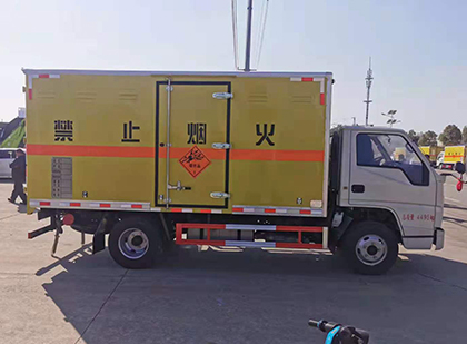 普格爆破器材运输车